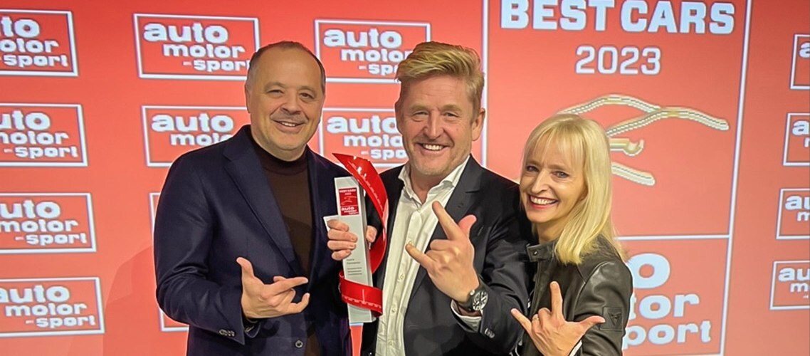 Best Cars Auszeichnung 2023, roter Teppich mit CUPRA CEO Wayne Griffiths bei der Preisverleihung in Stuttgart. 
