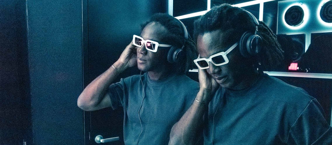 Die Brüder Régis und Brice Abby, bekannt als Künstlerduo 'Doppelganger Paris', arbeiten in den CUPRA Music Labs an neuen Tracks.