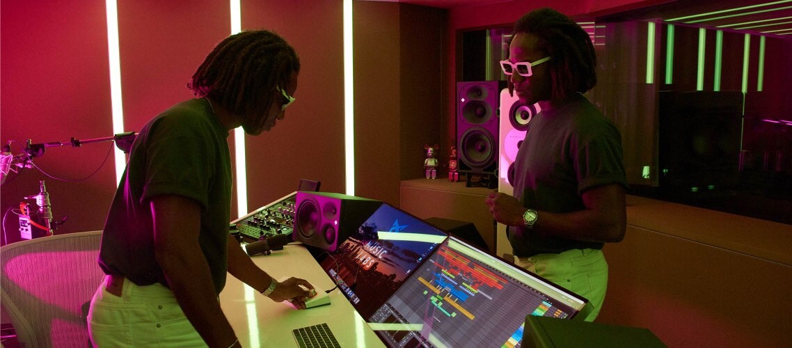 "Nahaufnahme des Mischpults, an dem Doppelganger Paris in den CUPRA Music Labs ihre Musik produzieren.