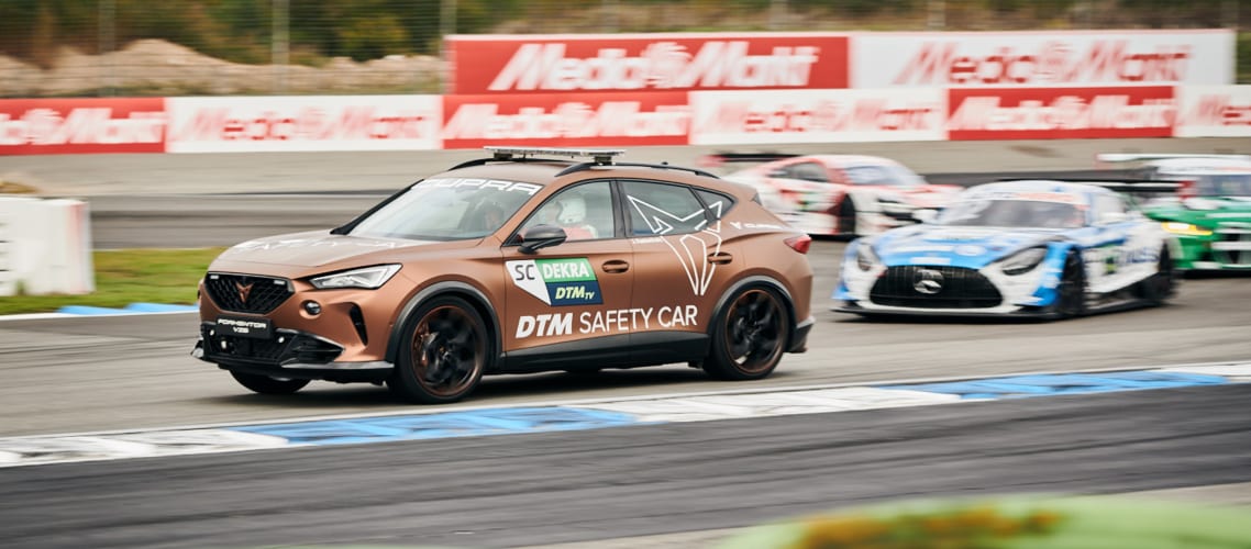 Seitenansicht des CUPRA Formentor VZ5 Safety-Cars mit Abt Sportsline Upgrade.