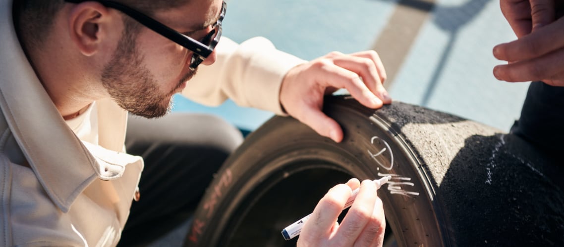 Innenansicht des CUPRA Formentor VZ5 Safety-Cars , während Daniel Abt auf dem Lenkrad unterschreibt.