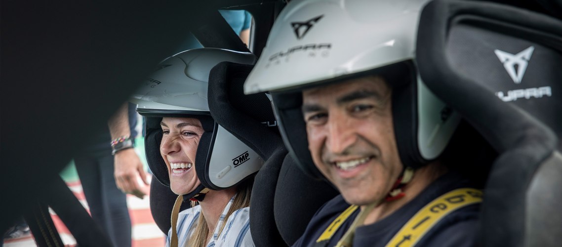 Innenansicht des CUPRA UrbanRebel Concept Cars mit modernem, fahrerorientiertem Cockpit-Design.