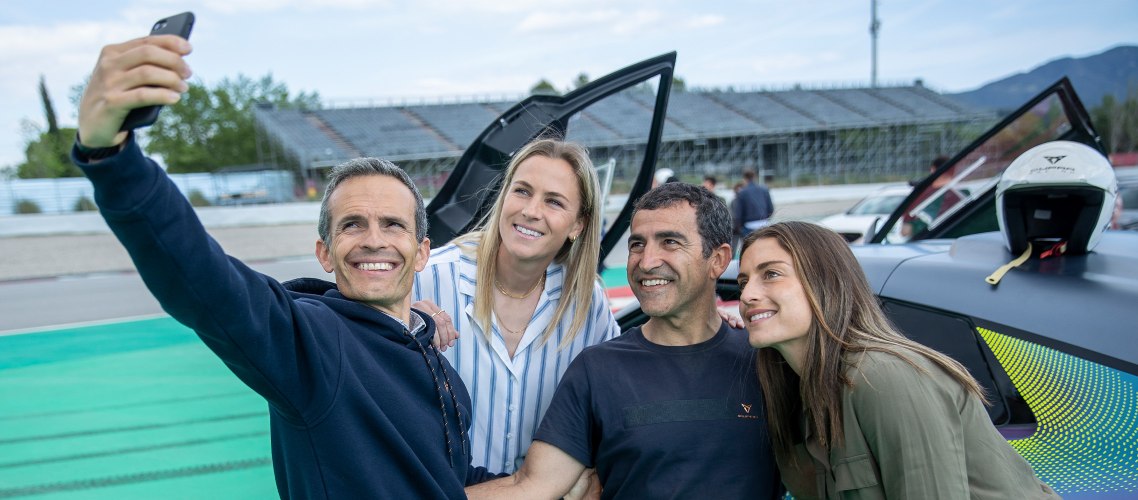 Starspieler des FC Barcelona, darunter Marc ter Stegen, Alexia Putellas, Ansu Fati und Ana-Maria Crnogorčević, erleben den CUPRA UrbanRebel Concept auf der Rennstrecke von Montmeló.
