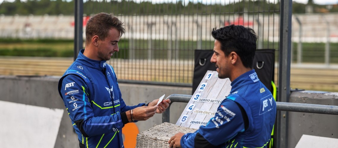 Nico Müller (l.) und Lucas di Grassi am Streckenrand