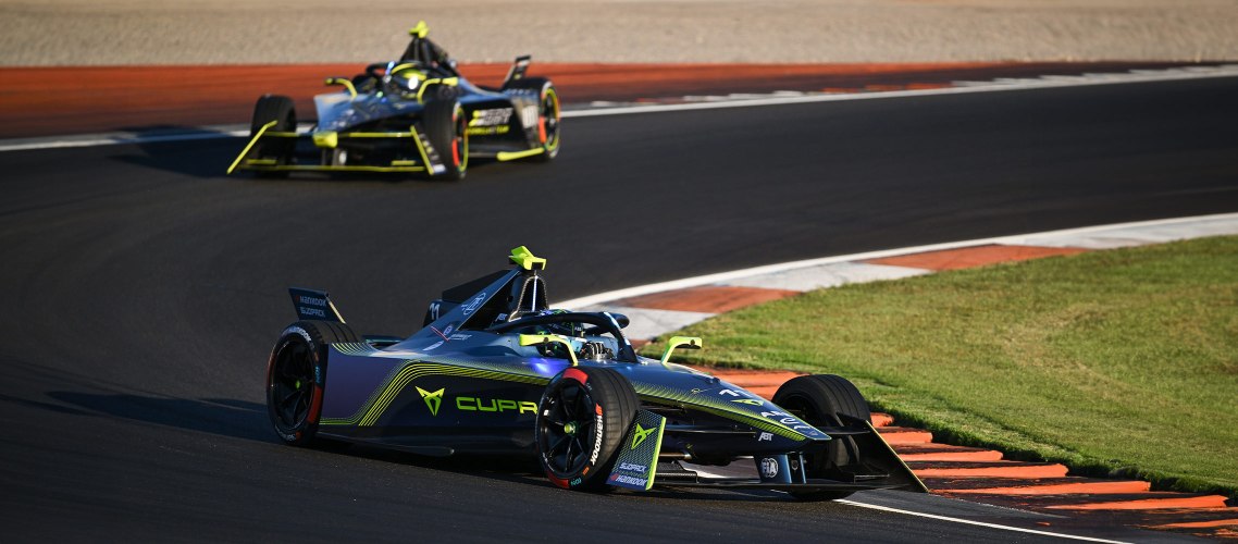 Die beiden Formel-E-Rennwagen des ABT CUPRA FE Teams auf der Rennstrecke