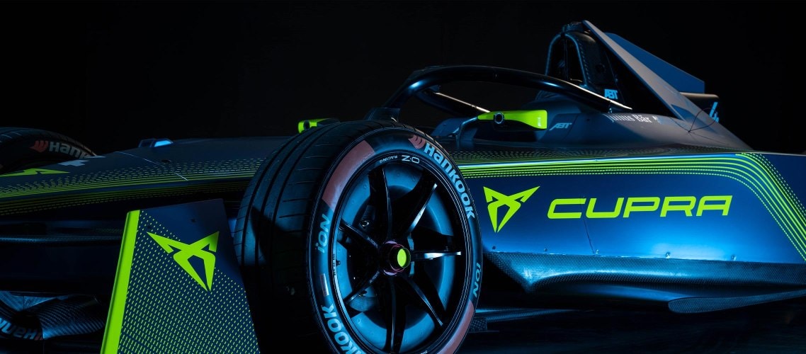 Nahaufnahme des Seite des CUPRA Formel E Rennwagens mit markanten Felgen.
