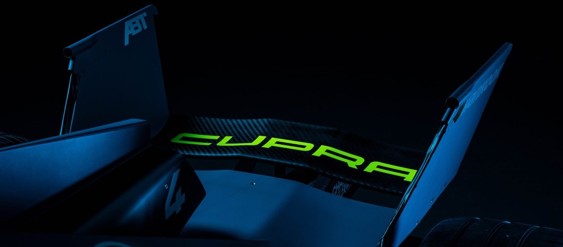 Heckansicht des CUPRA Formel E Fahrzeugs, die das aerodynamische Design hervorhebt.