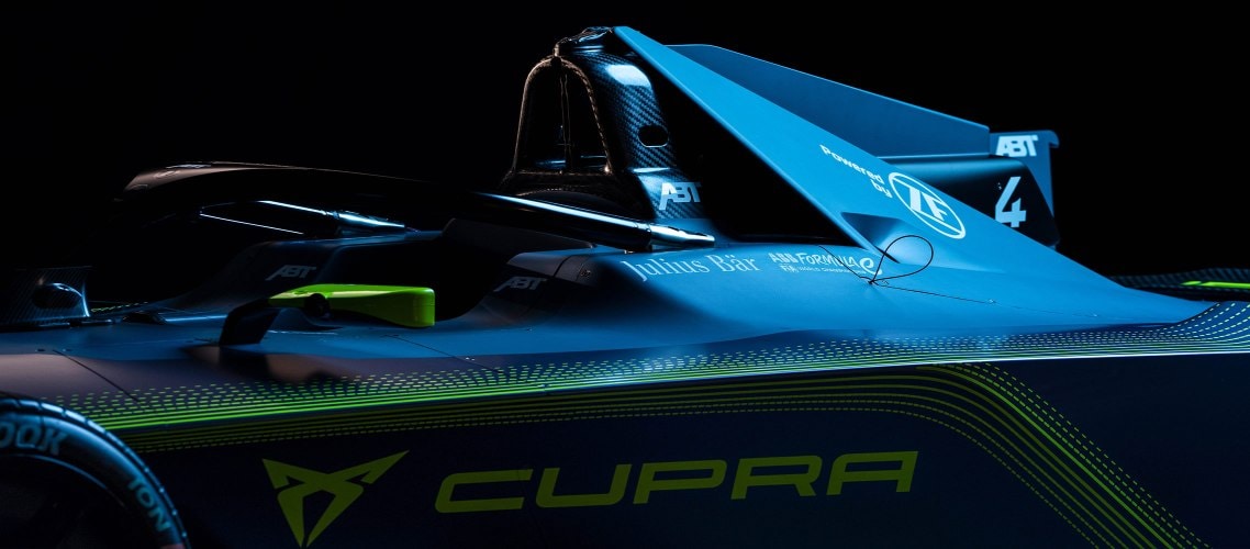 Seitenansicht des CUPRA Formel E Fahrzeugs mit markantem Design.