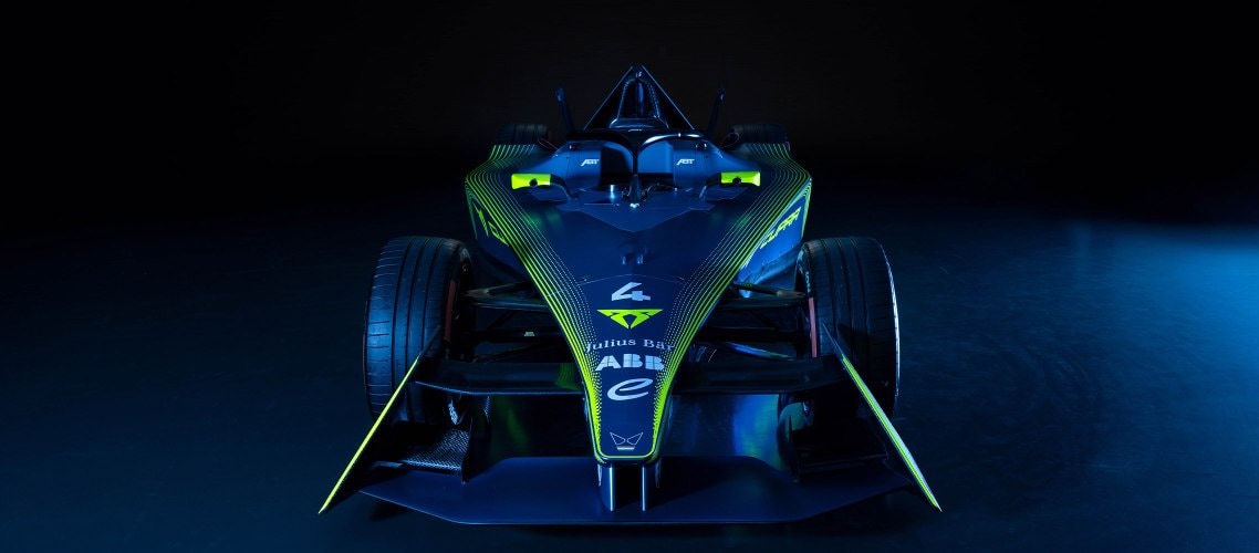 Frontalansicht des CUPRA Formel E Fahrzeugs, die das aerodynamische Design hervorhebt.