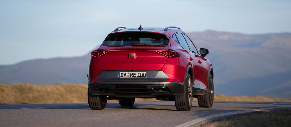 Rückansicht des roten CUPRA Formentor. 