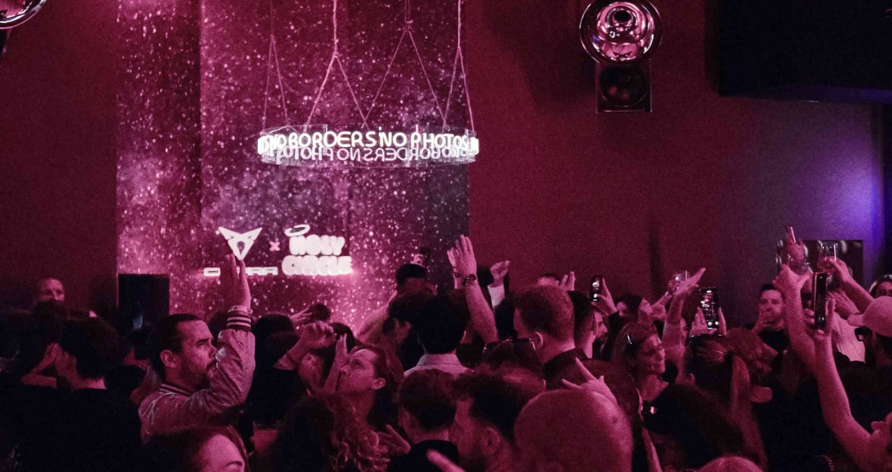 Innenansicht des HOLY CIRCLE Clubs mit stimmungsvoller Beleuchtung und Tanzfläche