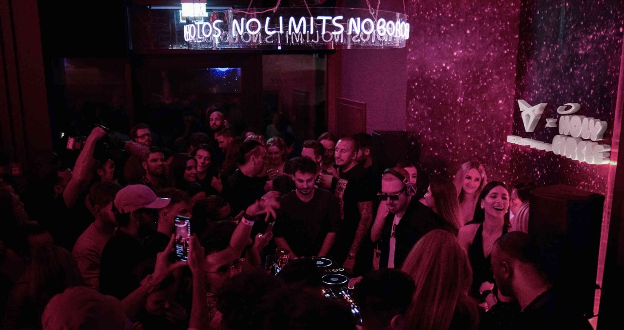 Innenansicht des HOLY CIRCLE Clubs mit stimmungsvoller Beleuchtung und Tanzfläche