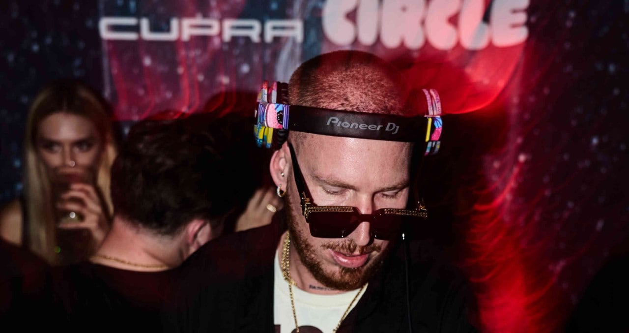 DJ HUGEL, Mitglied des CUPRA Tribes, legt beim Eröffnungsevent des HOLY CIRCLE auf.