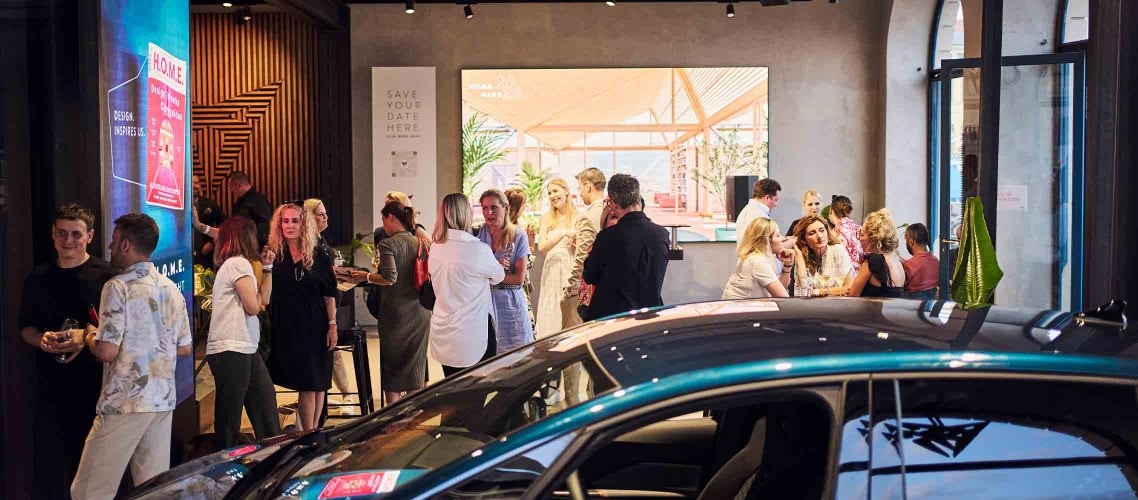 Besucher der zweiten 'Spanish Design Night' versammeln sich in der CUPRA City Garage am Odeonsplatz in München.