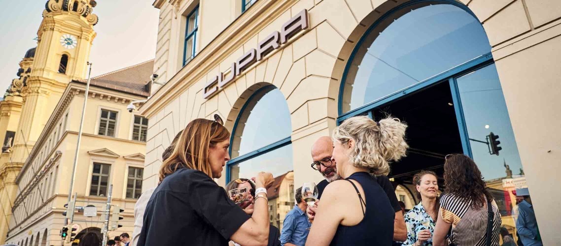 Besucher der zweiten 'Spanish Design Night' versammeln sich vor der CUPRA City Garage am Odeonsplatz in München.