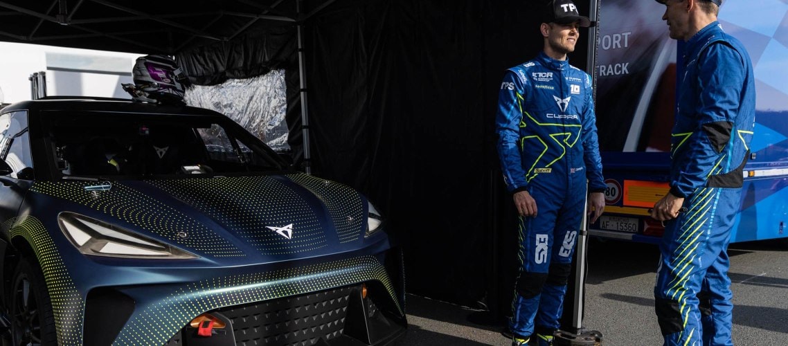 Seitenansicht des CUPRA UrbanRebel Racing Concept mit markantem Design.