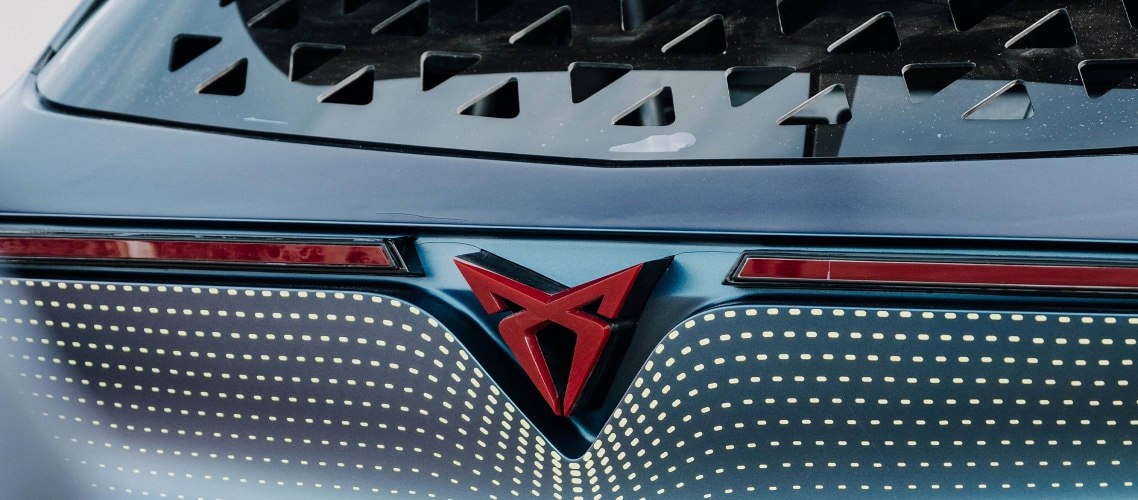 Rückansicht des CUPRA UrbanRebel Racing Concept mit markantem Design und rotem CUPRA Logo.