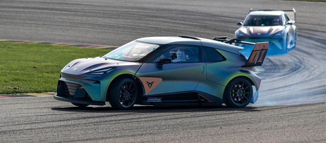 Seitenansicht des CUPRA UrbanRebel Racing Concept mit markantem Design auf der Rennstrecke.