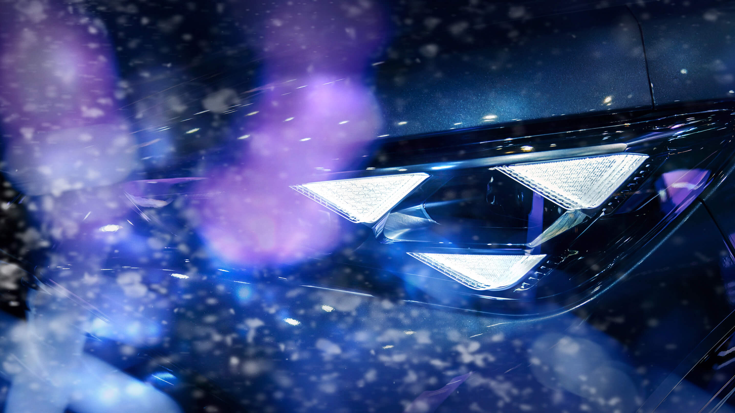 CUPRA Fahrzeug auf verschneiter Straße, umgeben von winterlicher Landschaft, mit Fokus auf sportlichem Design und Leistungsfähigkeit.