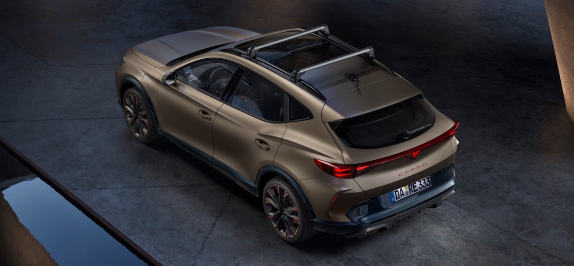 Bild eines Dachlastengrundträgers, der zur sicheren Befestigung von Lasten auf dem Dach eines CUPRA dient. Der Träger ist aus robustem Material gefertigt.