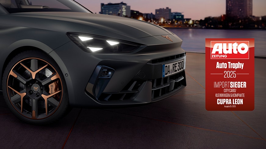 Ein e-HYBRID CUPRA Geschäftswagen steht in einer Garage und wird aufgeladen.