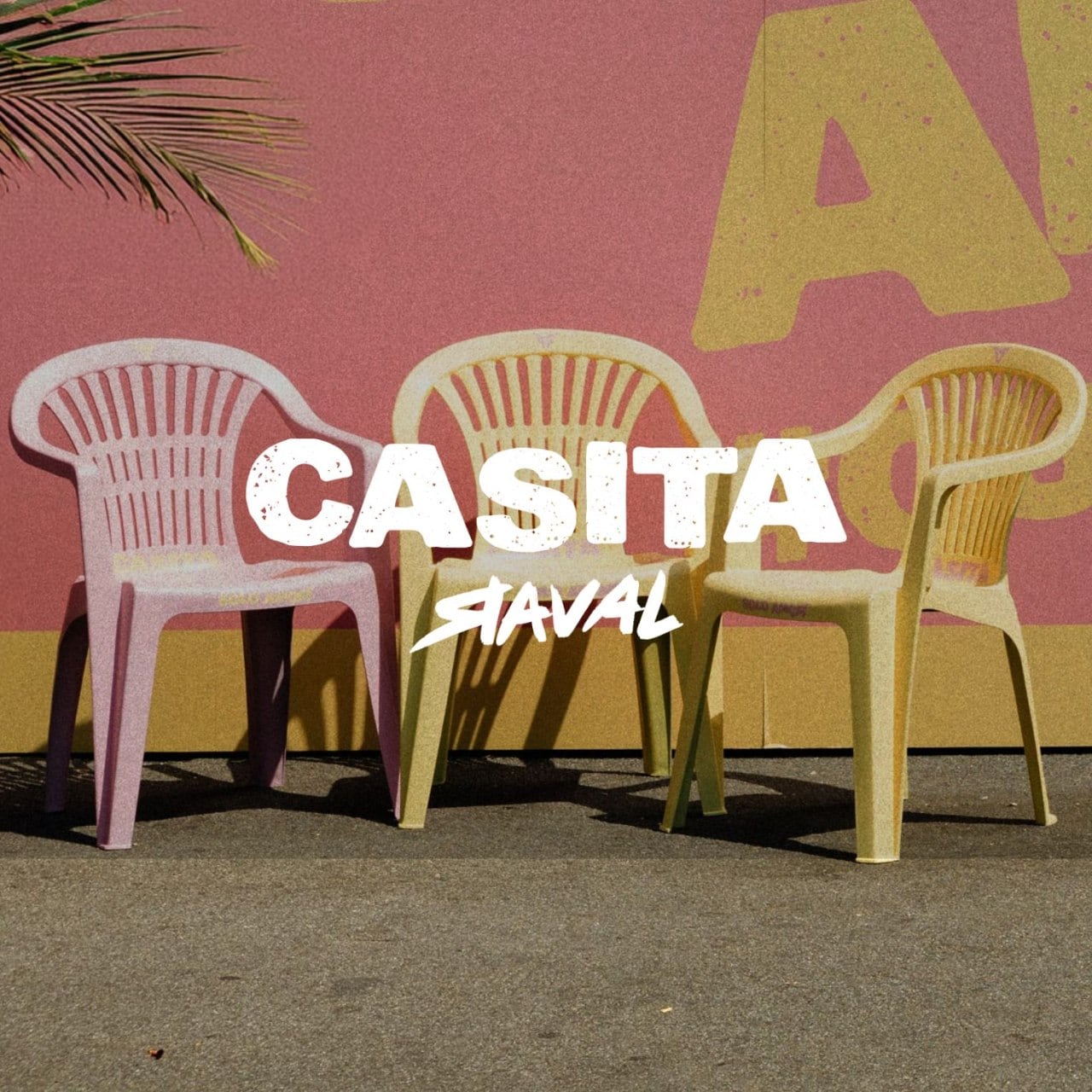 Drei pastellfarbene Plastikstühle vor pinkfarbener Wand mit dem Schriftzug „CASITA Raval" – das Markenmotiv der CUPRA Casita Raval.