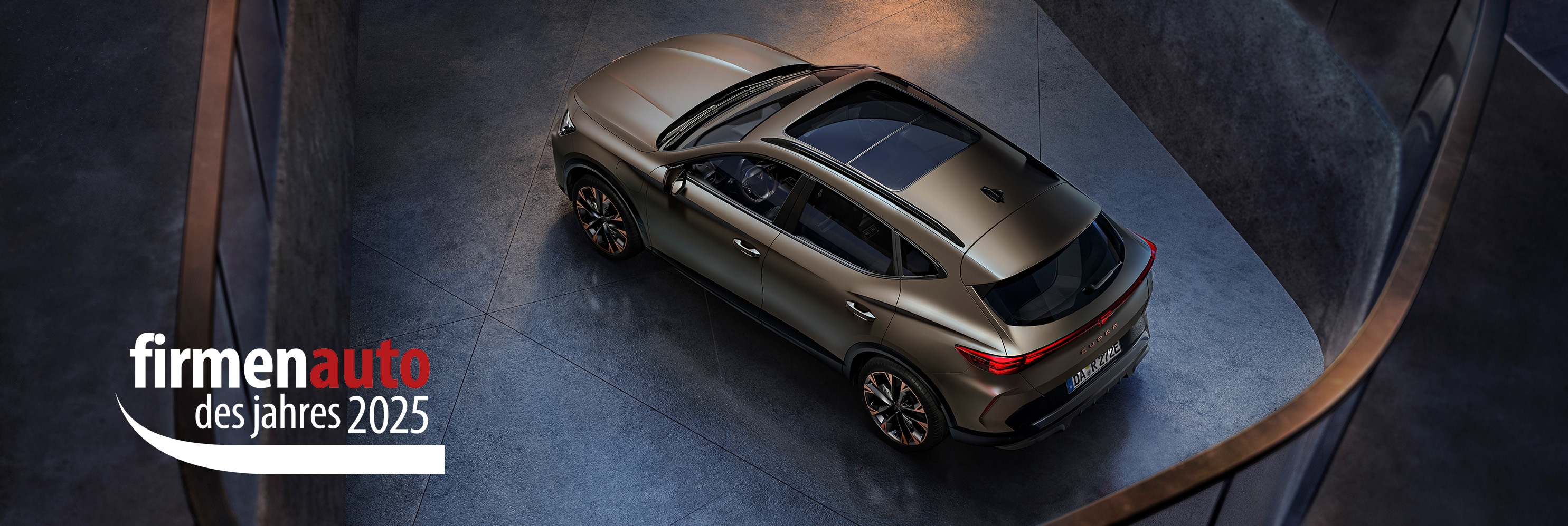 Ein CUPRA Formentor in Obenansicht von geparktem Fahrzeug mit Firmenauto des Jahres 2025 Logo