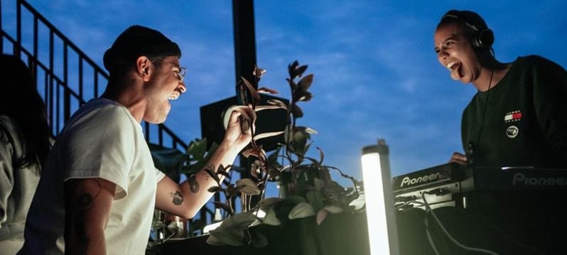 Ein Sportschalensitz des CUPRA Leon Tribe Edition. Der Sitz ist abmontiert und steht in einer modernen Garage. 