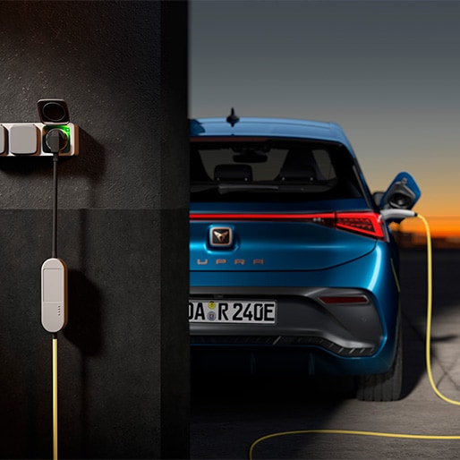 Wie Sie Ihr Elektro- und Hybridauto aufladen können, ein Ladegerät im Kofferraum eines CUPRA Tavascan