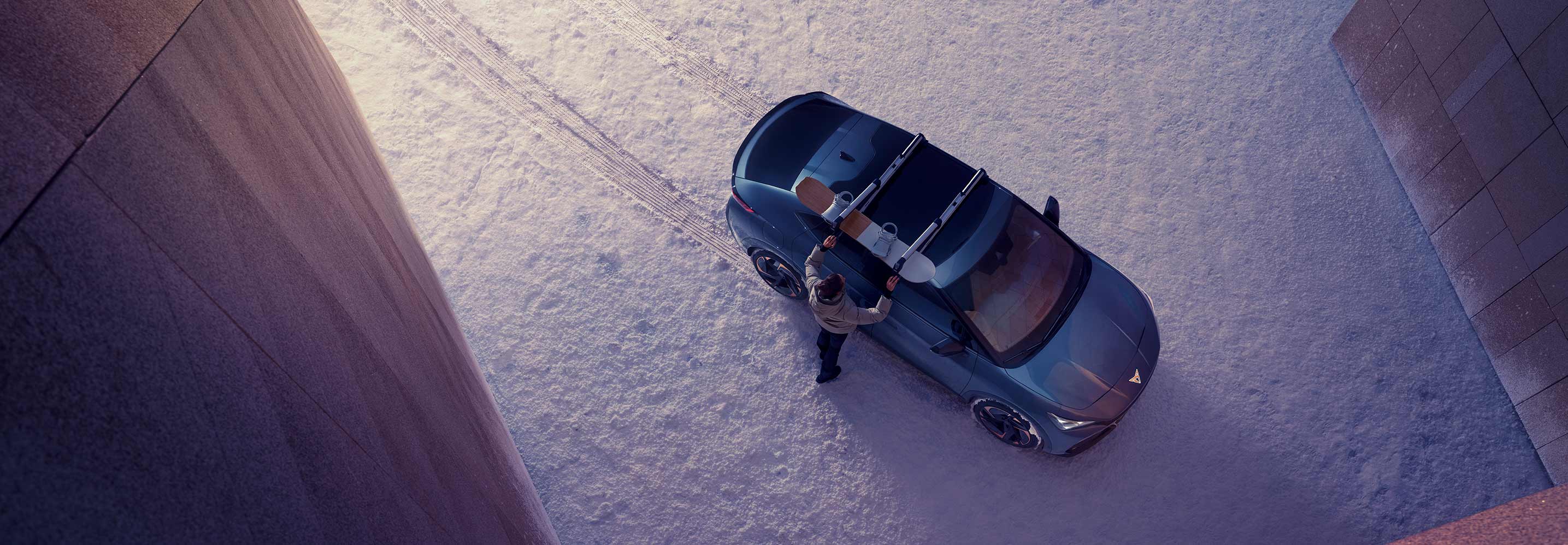 CUPRA Elektroauto in den Wintermonaten bei kaltem Wetter in der Draufsicht, im Schnee geparkt.