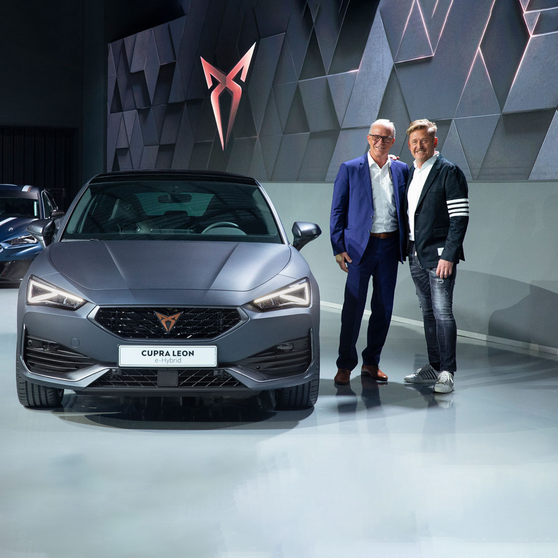 Die CUPRA Ambassadore vor dem neuen CUPRA Leon