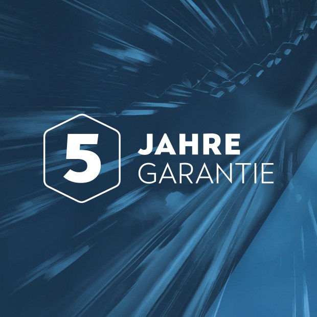 Das CUPRA Logo für 5 Jahre Garantie in einer weißen Schrift vor einem blauem gemustertem Hintergrund. 