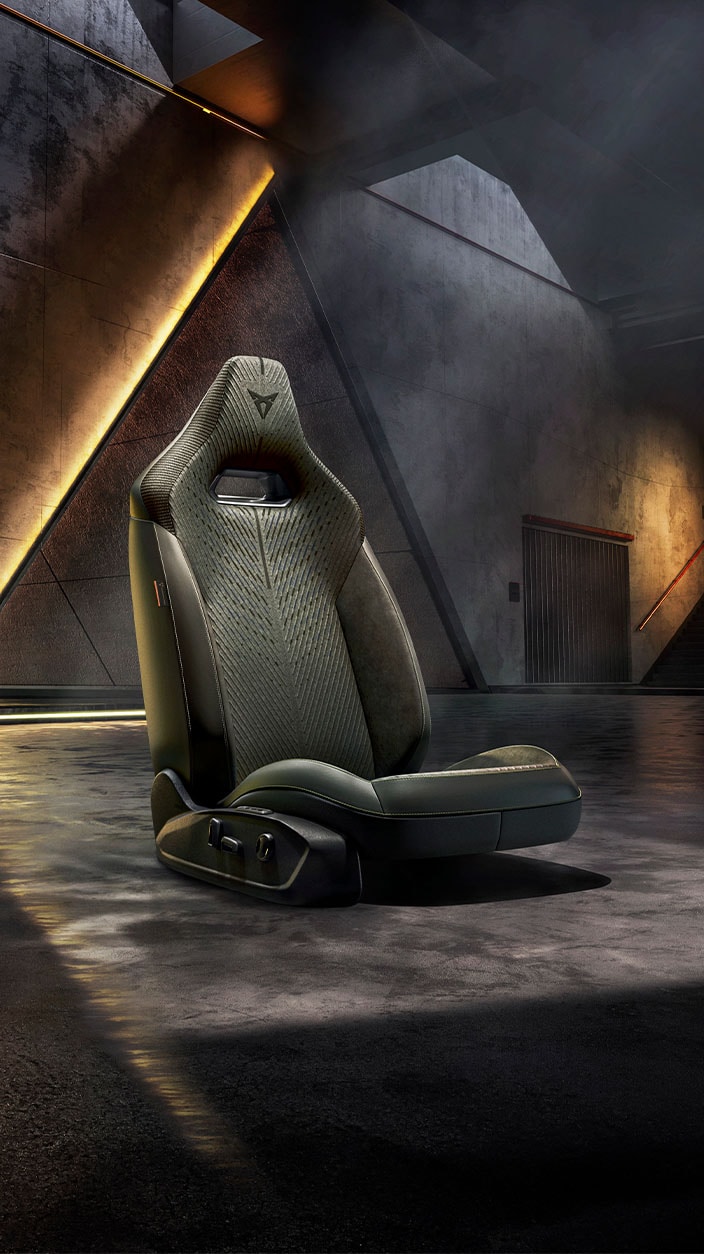 CUPRA Tribe Edition Sportsitz mit kupferfarbenem Logo und strukturiertem Bezug in dunklem, urbanem Raum.