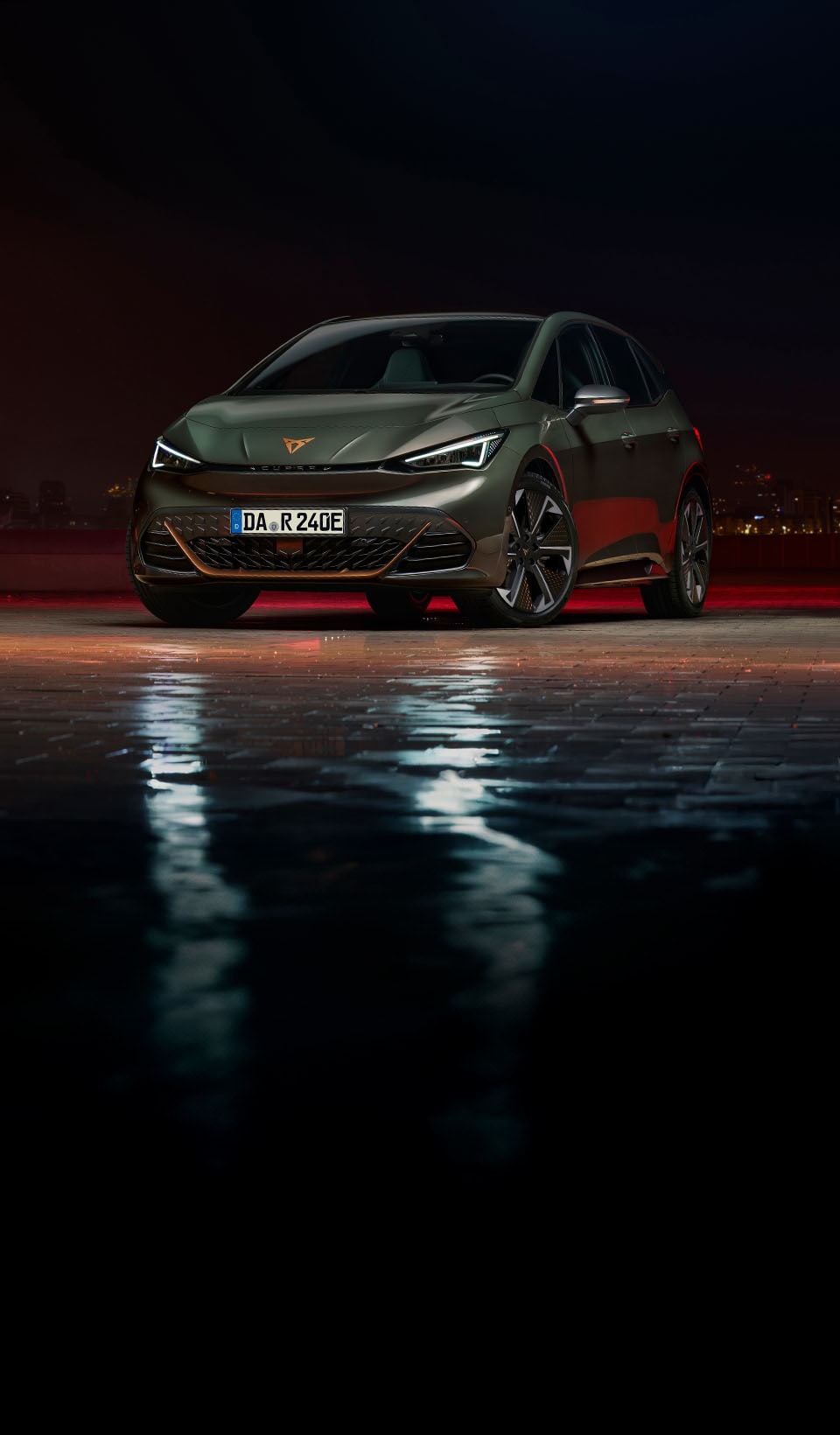 Ein blaues CUPRA Born in einer surrealen Szene, vor einer Gruppe von Menschen, die alle wegschauen, bis auf einen Mann, der den Betrachter ansieht. 