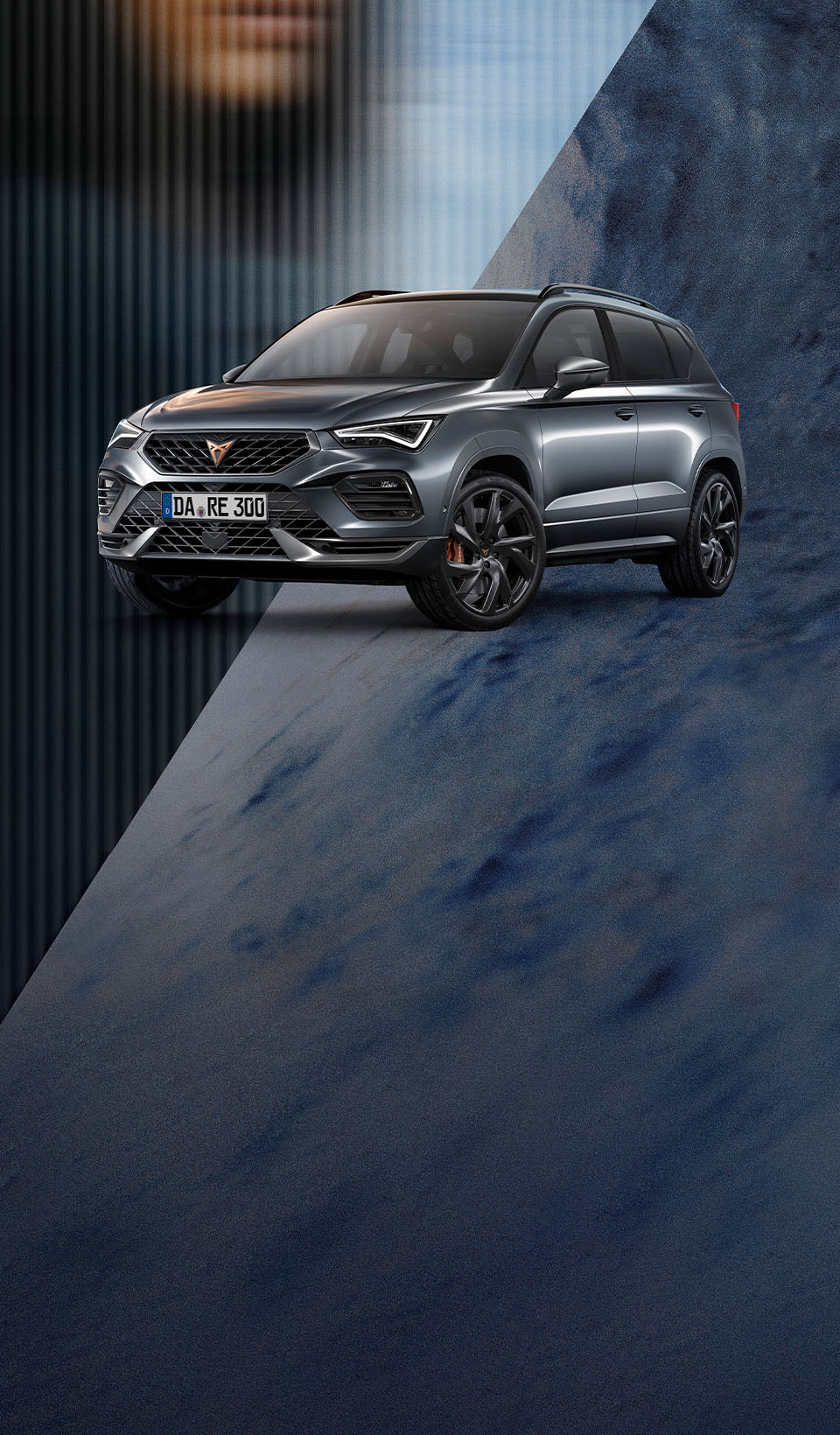 Ein CUPRA Ateca SUV, dessen Front leicht zum Betrachter hin gedreht ist, präsentiert seinen markanten Kühlergrill, seine Scheinwerfer und seine kupferfarbenen Felgen vor einem unscharfen Hintergrund mit einem abstrakten Muster, in dem auf der linken Seite ein menschliches Gesicht zu erkennen ist.