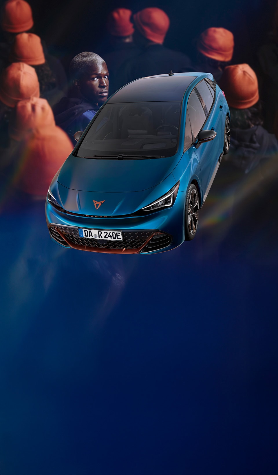 Ein blaues CUPRA Born in einer surrealen Szene, vor einer Gruppe von Menschen, die alle wegschauen, bis auf einen Mann, der den Betrachter ansieht. 