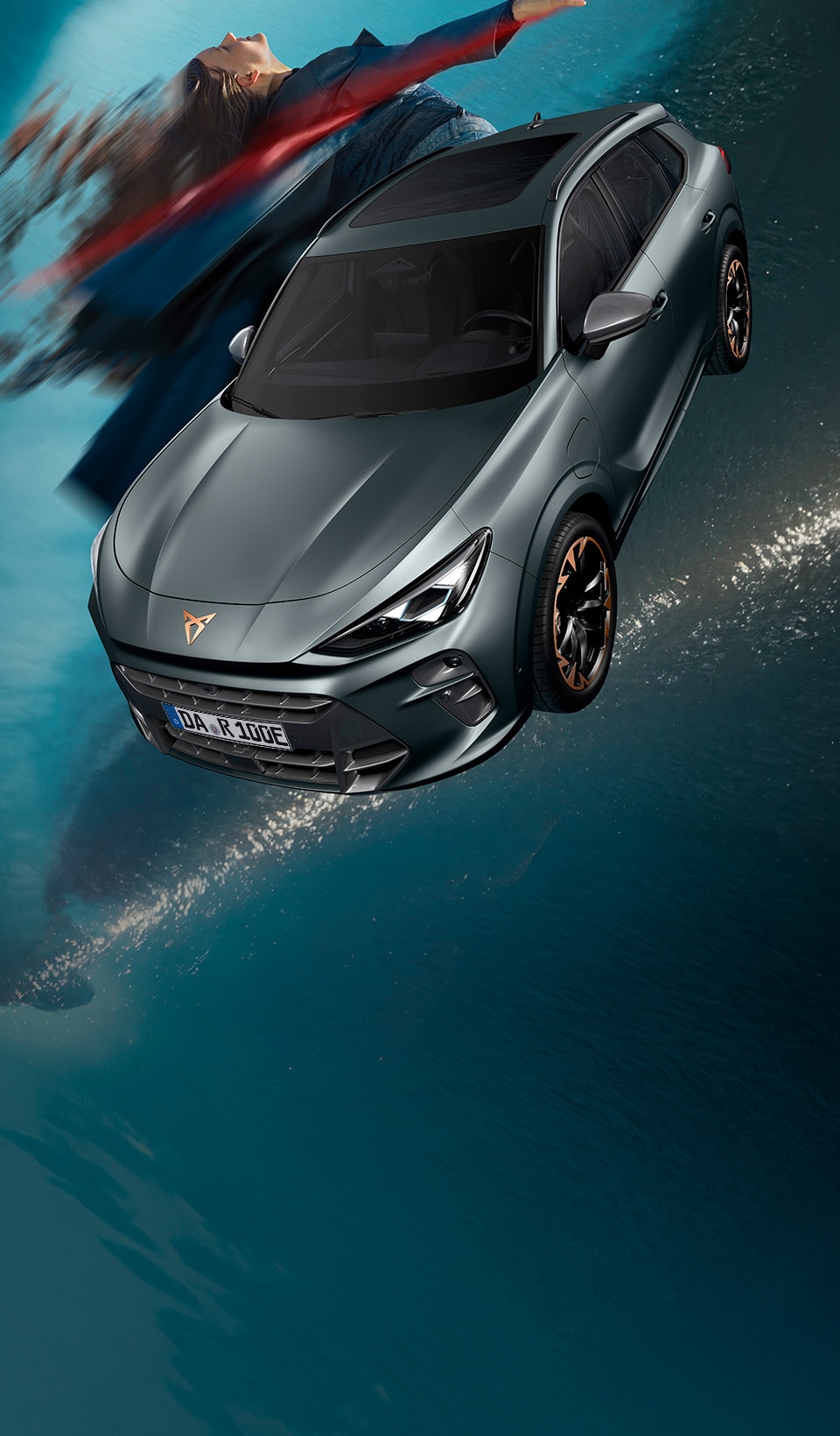 Eine dynamische Werbekomposition zeigt den CUPRA Terramar, ein sportliches SUV, der durch eine stilisierte Wasserlandschaft fährt. Im Hintergrund ist eine Frau in blauer Kleidung in einer fließenden, surrealen Bewegung zu sehen, verbunden mit einem roten Lichtstrahl, der auf den Wagen gerichtet ist.