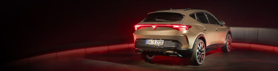 Ein gelbes CUPRA Formel eins Auto steht auf einer Rennstrecke