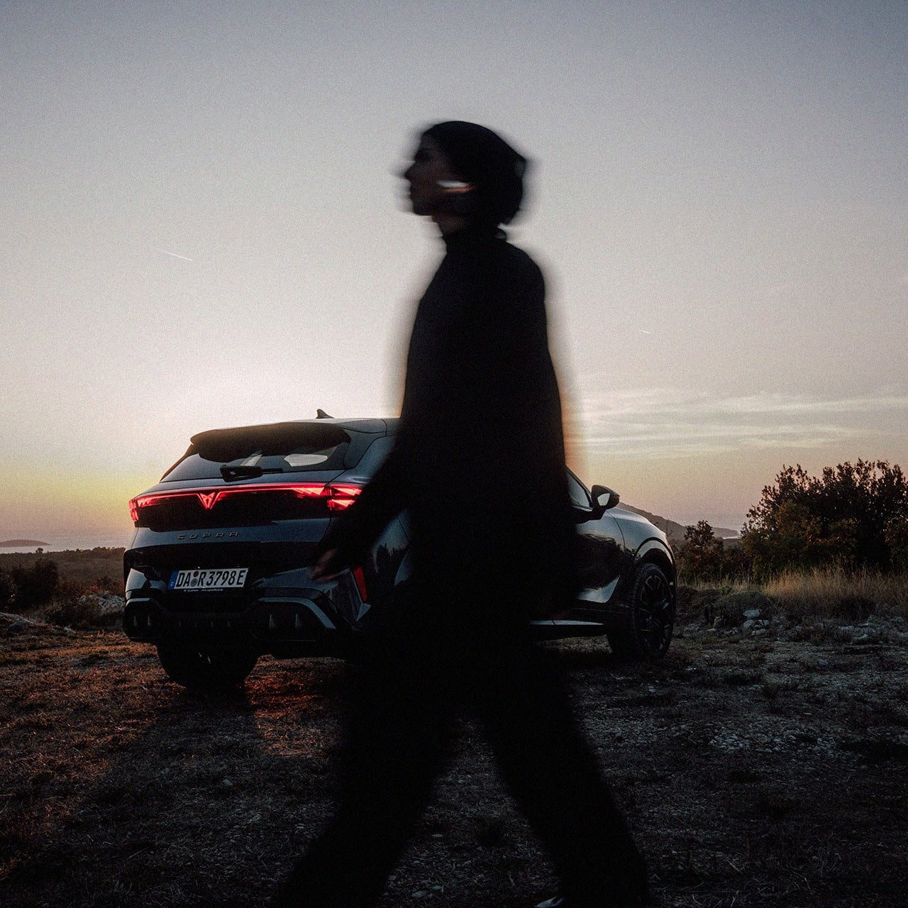 CUPRA Terramar in Abendstimmung, Seitenansicht mit markanter Lichtsignatur.