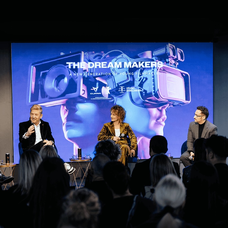 CUPRA CEO Wayne Griffith auf der Bühne bei einer Veranstaltung im Rahmen der Berlinale 2025