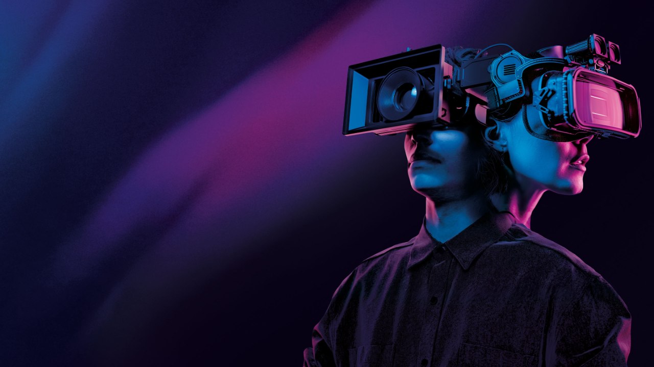 Zwei Menschen, verschmolzen, mit kameraartigen Geräten auf den Augen, ähnlich einer VR Brille im Filmemacher-Stil