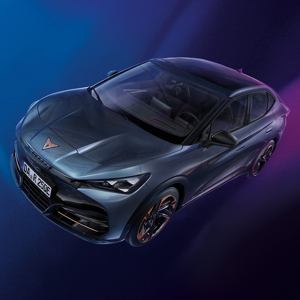 CUPRA Tavascan schwebend auf farbigem Hintergrund.