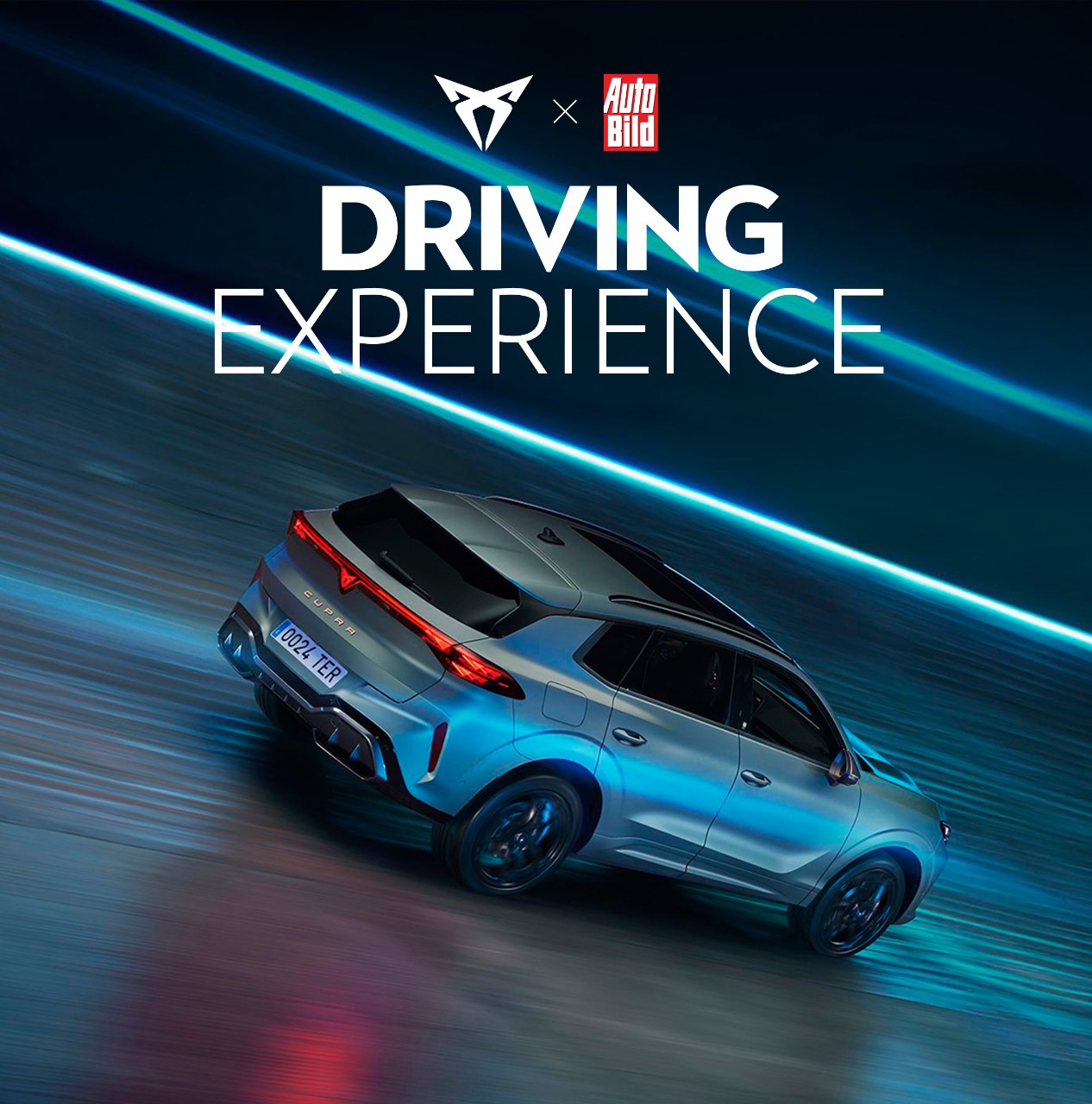 Der CUPRA Terramar fährt dynamisch auf einer futuristisch beleuchteten Fahrbahn mit blau-türkisen Lichtstreifen. Über dem Fahrzeug steht in großen weißen Buchstaben 'Driving Experience', begleitet von den Logos von CUPRA und Auto Bild.