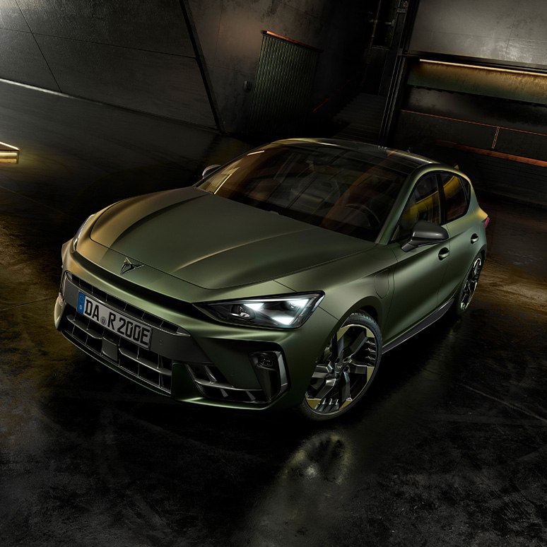 CUPRA Leon Tribe Edition mit LED-Frontscheinwerfern in matter Sonderlackierung, stehend in urbaner Garage