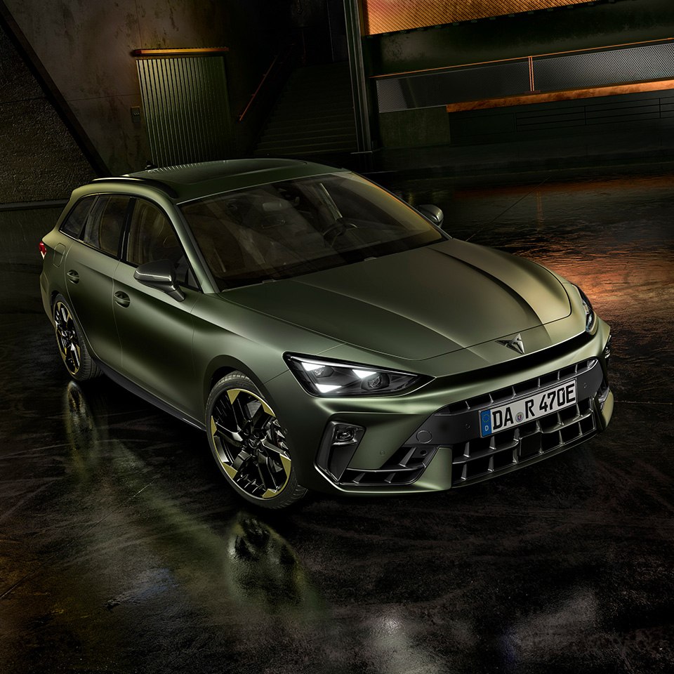 CUPRA Tribe Edition Sportsitz mit kupferfarbenem Logo und strukturiertem Bezug in dunklem, urbanem Raum