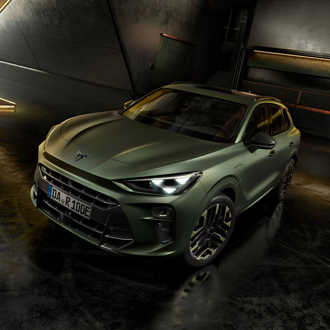 CUPRA Formentor Tribe Edition mit LED-Frontscheinwerfern in matter Sonderlackierung, stehend in urbaner Garage