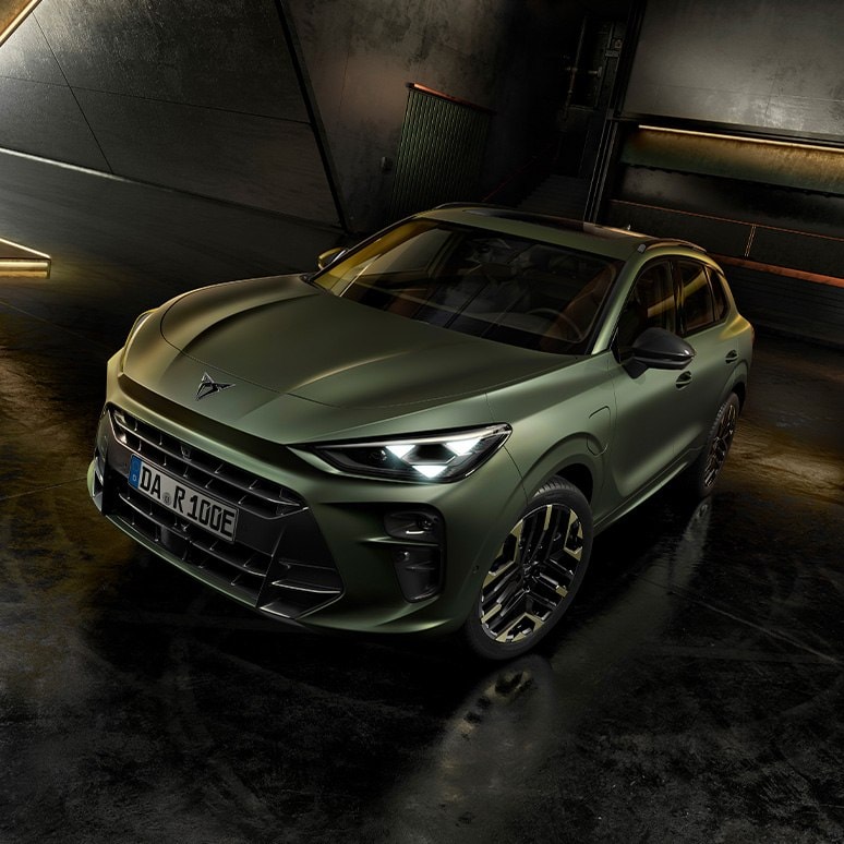 CUPRA Terramar Tribe Edition mit LED-Frontscheinwerfern in matter Sonderlackierung, stehend in urbaner Garage