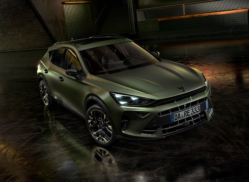 CUPRA Tribe Edition Sportsitz mit kupferfarbenem Logo und strukturiertem Bezug in dunklem, urbanem Raum