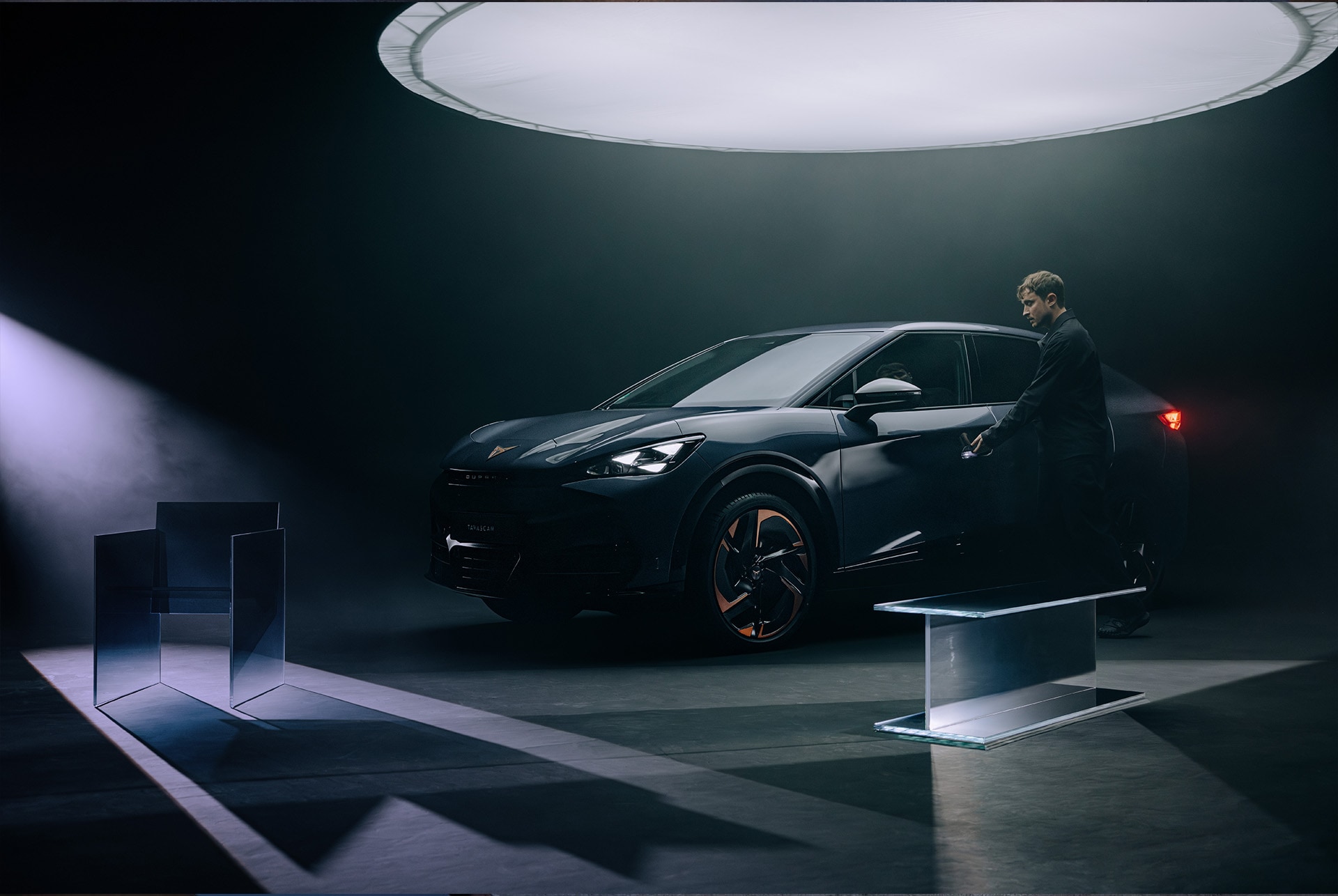 CUPRA Born VZ in Dark Forest Green in urbaner Umgebung
