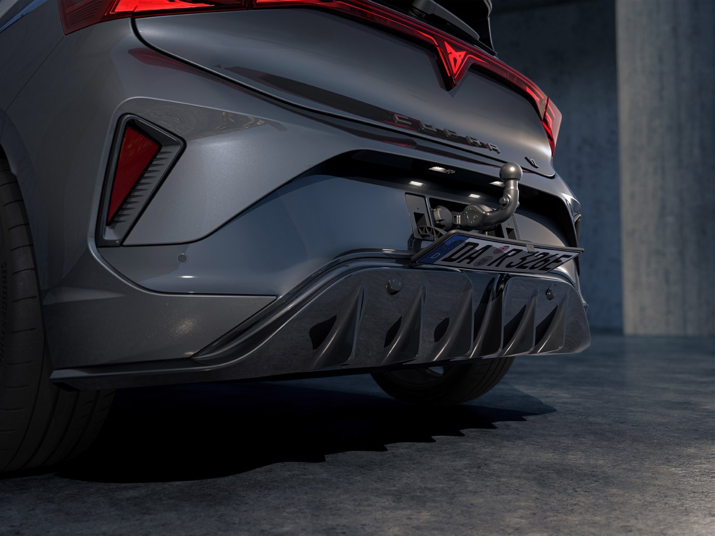 Rückansicht des CUPRA Born 2026 mit der Anhängerkupplung, die zum Zubehörsortiment für dieses Fahrzeug gehört. 